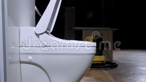 白色自动马桶现代技术解决方案抬起马桶盖和马桶圈视频的预览图