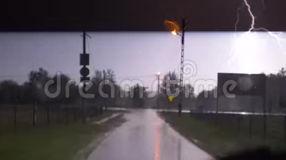夜间风暴闪电闪电螺栓视频的预览图