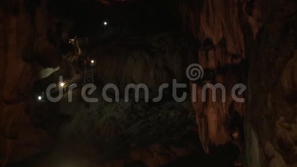 九龙瓜特姆普隆洞黑暗隧道景观视频的预览图