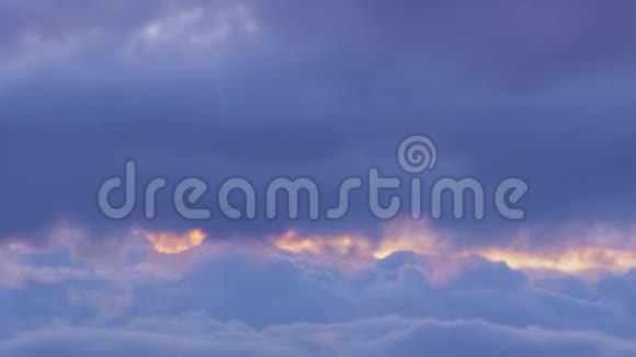 飞越深蓝色紫色蓬松的云层从飞机上看超高清视频的预览图