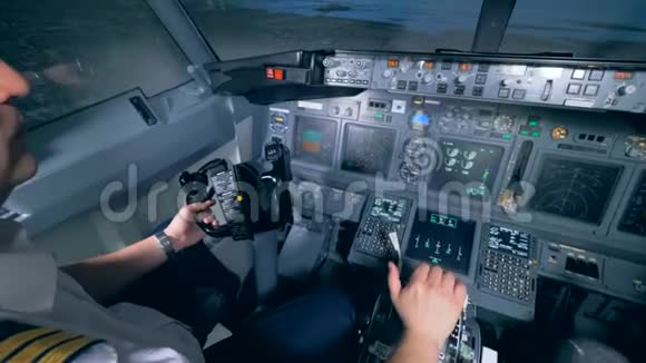 一个人在飞机模拟器里拿着方向盘关上视频的预览图