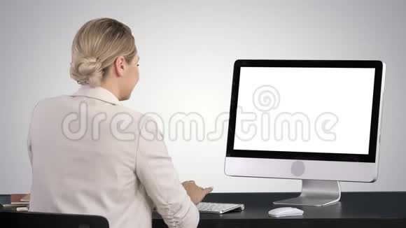 商业女性在梯度背景下的电脑上工作视频的预览图
