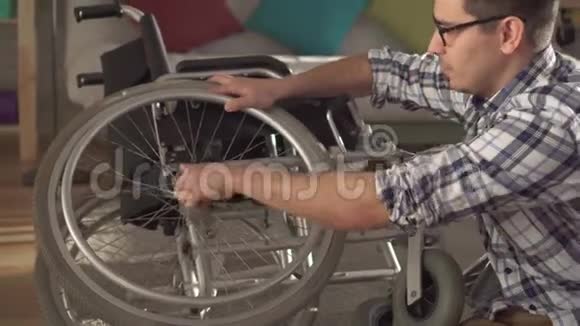 一个修理轮椅的年轻人的肖像视频的预览图
