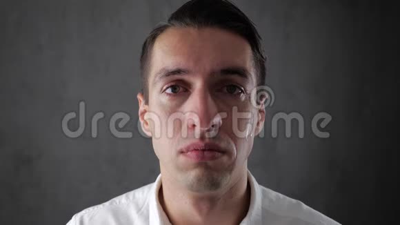 悲伤的人看着镜头的肖像脸上含着泪水绝望中的人视频的预览图