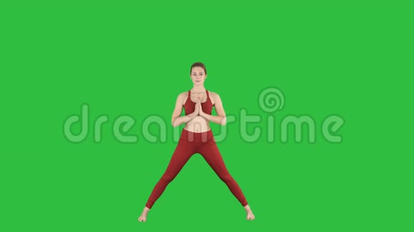 年轻女子在前弯体式瑜伽姿势的绿色屏幕色度键视频的预览图