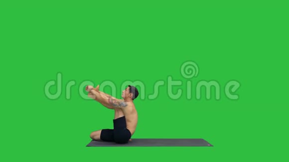 男瑜伽老师在赫伦姿势强烈的腿筋伸展灵活性良好的概念在绿色屏幕铬键视频的预览图