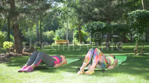 活跃的妇女在户外做仰卧起坐运动视频的预览图