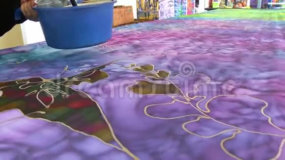 马来西亚吉隆坡蜡染手绘视频的预览图