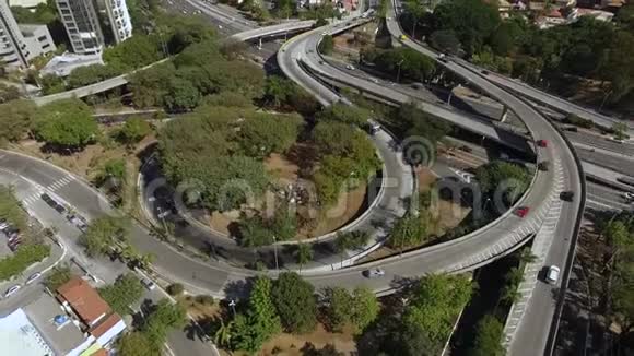 城市高速公路和立交桥的鸟瞰图俯视城市交通的公路桥梁物流视频的预览图