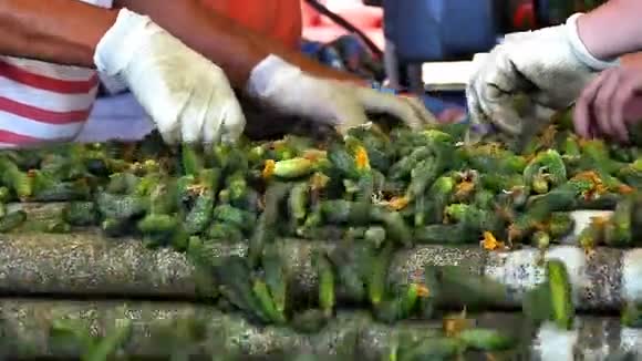新鲜黄瓜上市视频的预览图