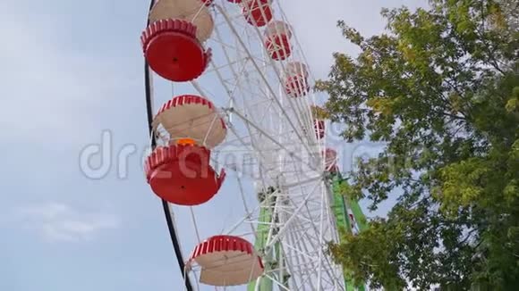 五颜六色的摩天轮旋转一个空的摩天轮慢慢地旋转到一个游乐园背景是天空视频的预览图