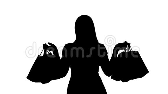 逛街的女人开心地笑着拿着购物袋走着视频的预览图