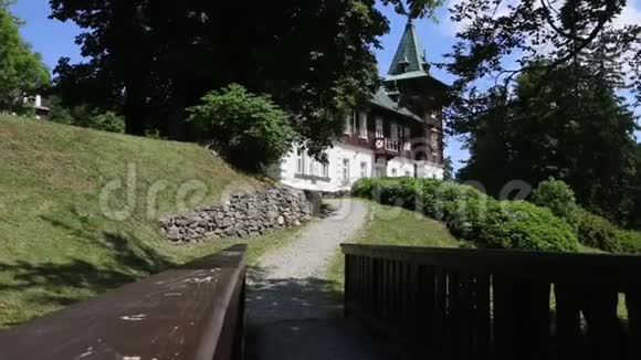 通往树林中城堡的路从木桥上可以看到视频的预览图