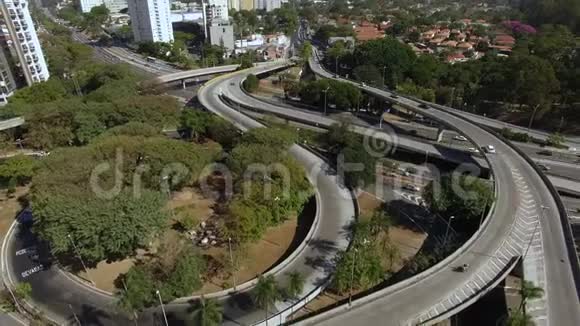 城市高速公路和立交桥的鸟瞰图俯视城市交通的公路桥梁物流视频的预览图
