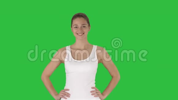 满意自信积极健康的女人在运动服装双手在臀部行走在绿色屏幕Chroma键视频的预览图