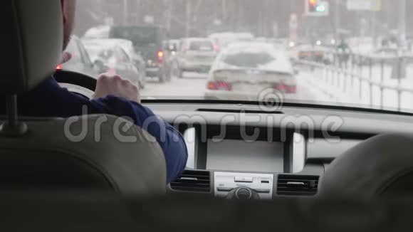 在满是汽车和积雪的路上开车的人视频的预览图