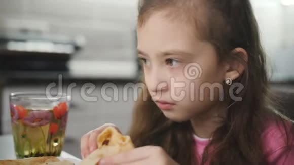 小女孩高兴地吃肉煎饼视频的预览图