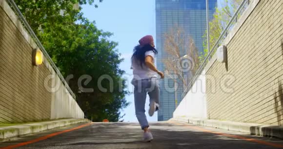 在城市的柏油路上练习舞蹈的年轻舞者视频的预览图