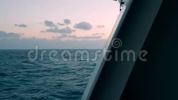 从船上看海洋日落时分的海洋船尾后面的波浪视频的预览图