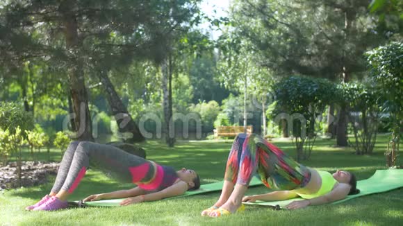 健身女性做半桥式瑜伽运动视频的预览图