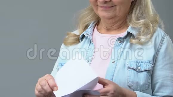 快乐的祖母手里拿着信封信件新闻视频的预览图