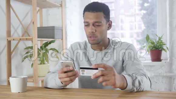 非裔美国人用智能手机在线购物付费视频的预览图