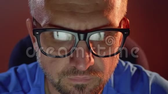 男人看着笔记本电脑屏幕上面有脸钟一切都反映在眼镜上视频的预览图