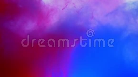 在水中溅起和混合的蓝色粉红色和红色水彩颜料的特写自下而上的动作镜头视频的预览图