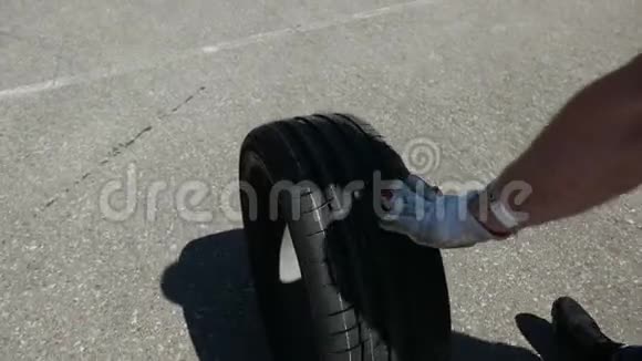 男人带着一个轮胎在那里有很多运动赛车视频的预览图