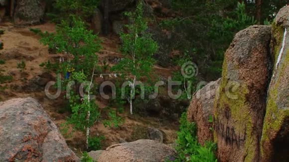 夏天白天从山上俯瞰河流前景是一块岩石视频的预览图