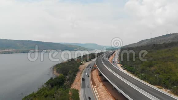 无人机拍摄在建高速公路高速公路高速公路收费近自然大江大山的鸟瞰图视频的预览图