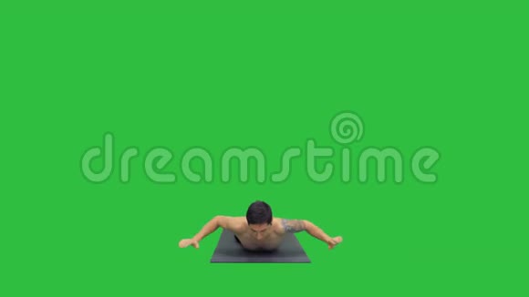 无衫运动男子展示瑜伽弓姿势在垫子上的绿色屏幕Chroma键视频的预览图