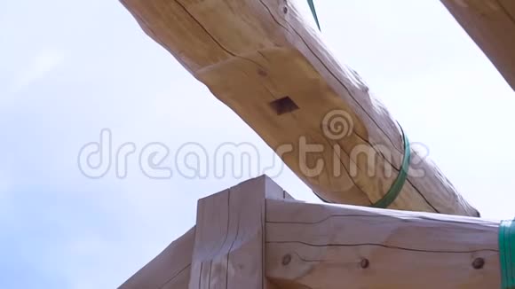 木屋的部分框架细节为桁架木结构一栋用原木做成的建筑剪辑基本观点视频的预览图