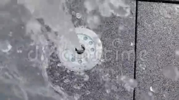 在铺路板上的喷泉洞上一股欢快的水流上升而落下视频的预览图