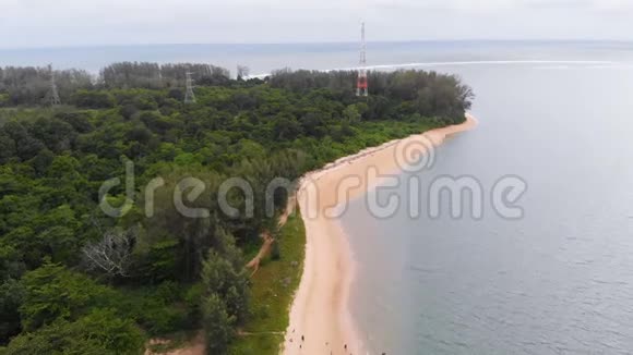 无人机拍摄乡村河滩景观鸟瞰图视频的预览图