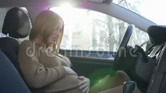 孕妇驾驶汽车前准驾妇女必须系好安全带视频的预览图
