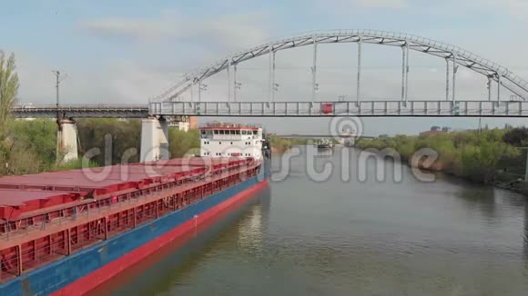 俄罗斯伏尔加格勒伏尔加顿航运频道货物水路运输货船停泊在铁路桥下视频的预览图
