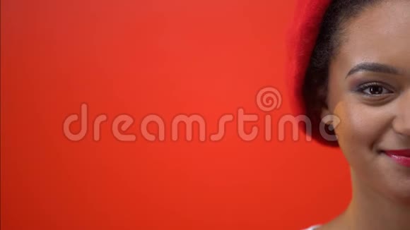 美国黑人年轻女子的半脸肖像被隔离在红色背景上视频的预览图