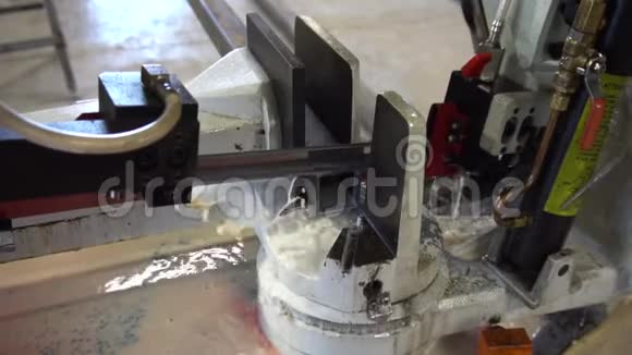 自动锯看到一根金属管自动锯带视频的预览图