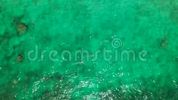 海岸附近干净海水的俯视图视频的预览图