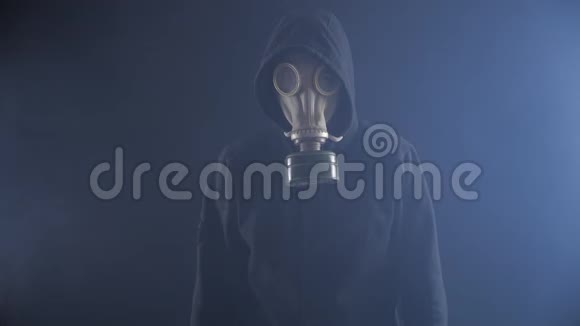 一个男人在烟雾弥漫的地方摘下防毒面具的肖像视频的预览图