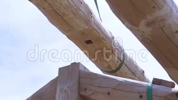 木屋的部分框架细节为桁架木结构一栋用原木做成的建筑剪辑基本观点视频的预览图
