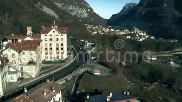 意大利北部山区典型景色鸟瞰图视频的预览图