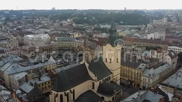 利沃夫圣母升天大教堂的鸟瞰图视频的预览图