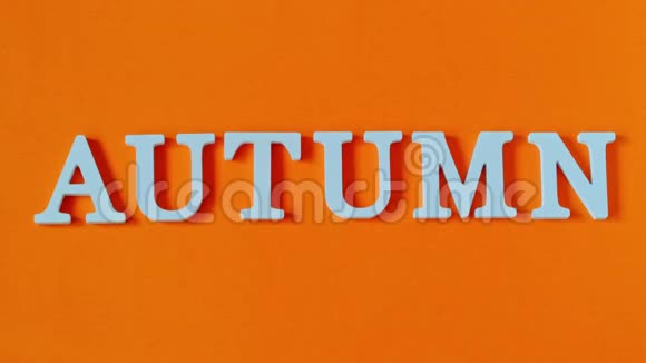 秋天的作文文字秋天从白色的字母和落下的黄色叶子在橙色的纸背景你好秋天Creativ视频的预览图
