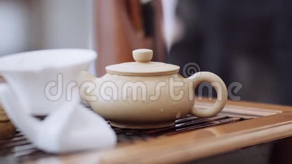 中国的茶道用水壶用茶刷擦开水滴视频的预览图