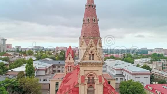 圣女神路德圣保罗大教堂尖顶上十字架空中观景台乌克兰德国福音路德教会视频的预览图