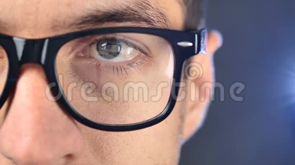 戴眼镜的人的深蓝色眼睛密切注意商人或戴眼镜的学生视频的预览图