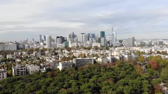飞往巴黎LaDefense金融商务区摩天大楼天际线视频的预览图