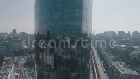 基辅玻璃摩天大楼的鸟瞰图视频的预览图